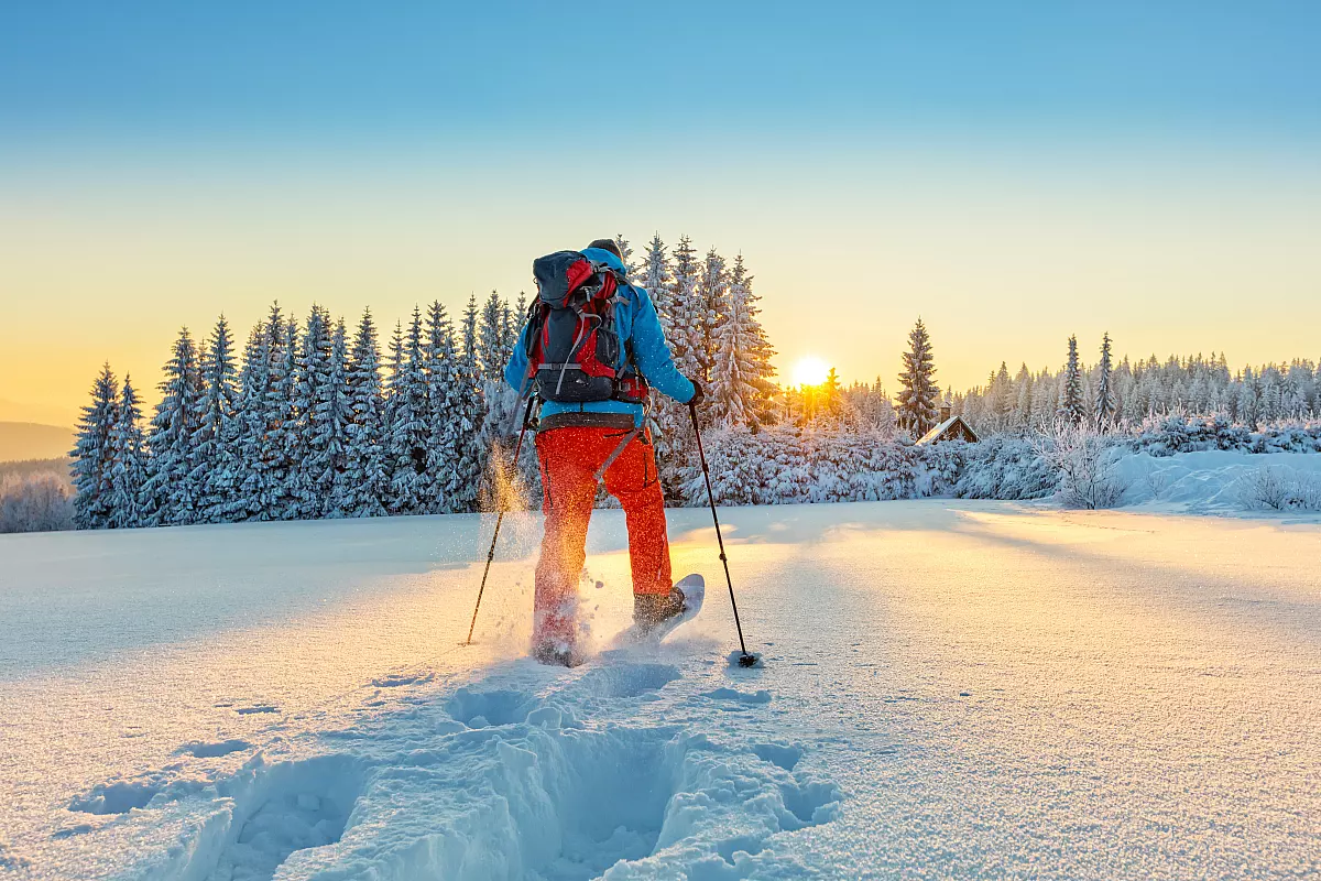 Trekking sulla neve, l'abbigliamento giusto per camminare con le ciaspole