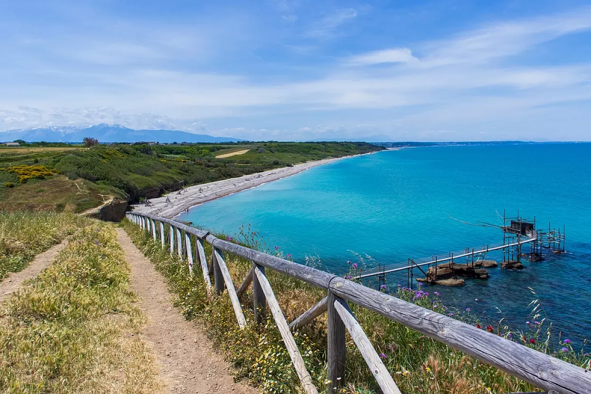 via-verde-la-ciclabile-vista-mare-della-costa-dei-trabocchi-un-vero