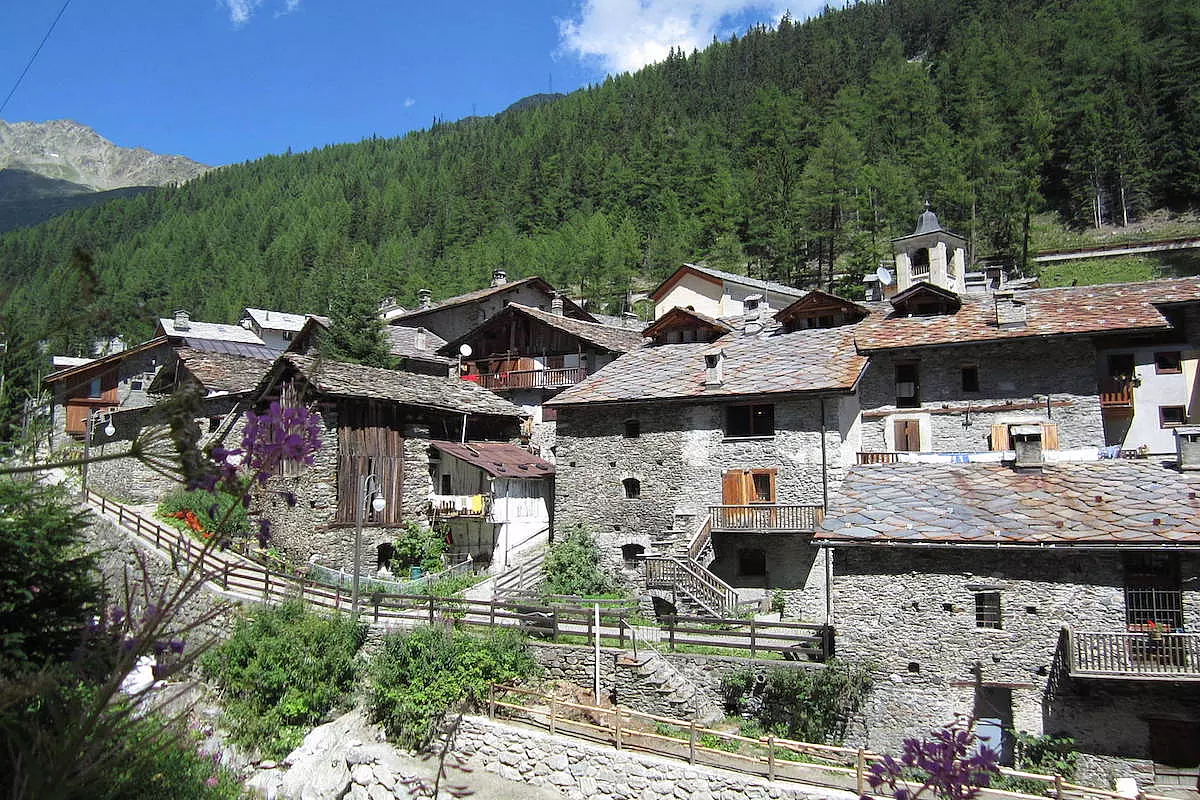 La Via Francigena in Italia esordisce con alcuni piccoli borghi, tra cui quello di Saint Rhemy. 