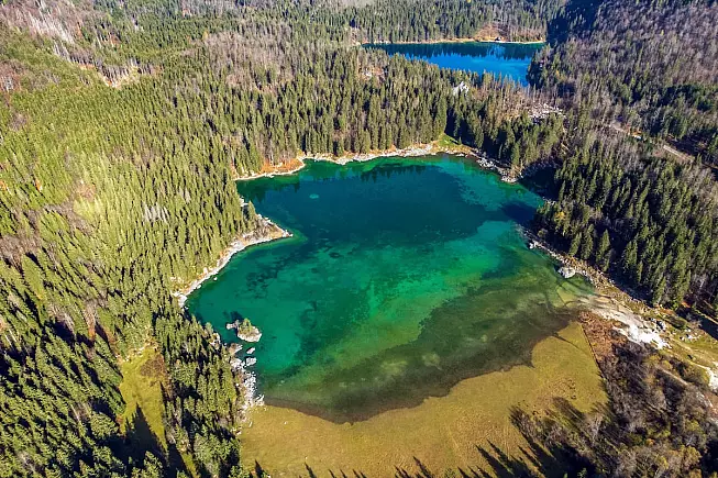 Vista dall'alto spettacolare dei Laghi di Fusine - IS: 1447866097