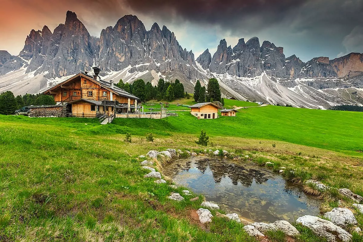 Spettacolare vista di chalet con sfondo sulle Dolomiti, bonus montagna - IS: 978368218