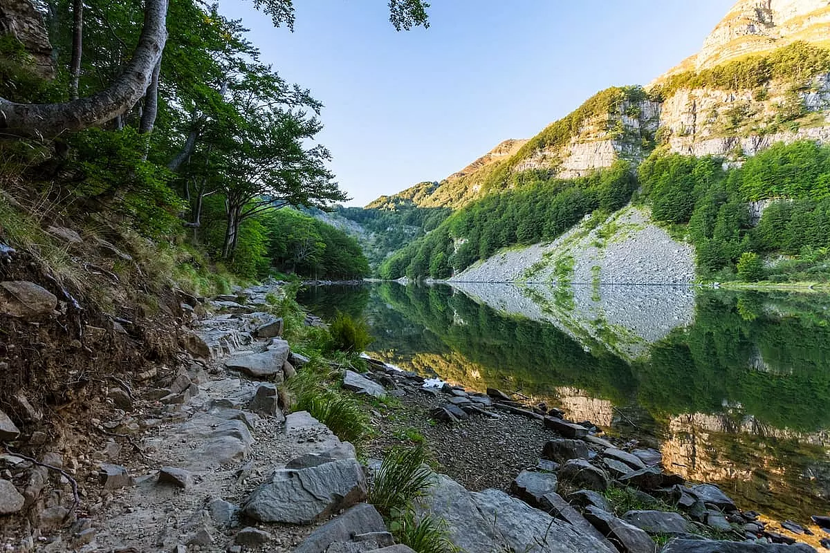 Vista del Lago Santo con le montagne riflesse sulle acque - IS: 488244086