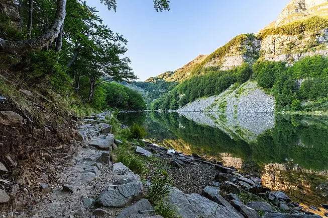 Vista del Lago Santo con le montagne riflesse sulle acque