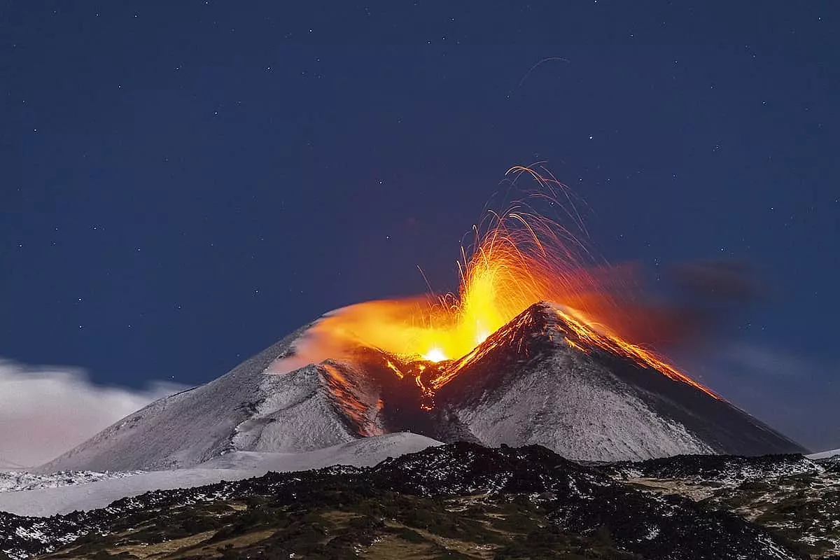 Vista di un'eruzione in corso sull'Etna - IS: 1847061414