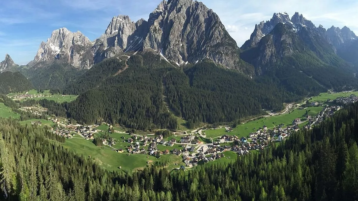 Bellissima vista aerea del borgo di Sappada 