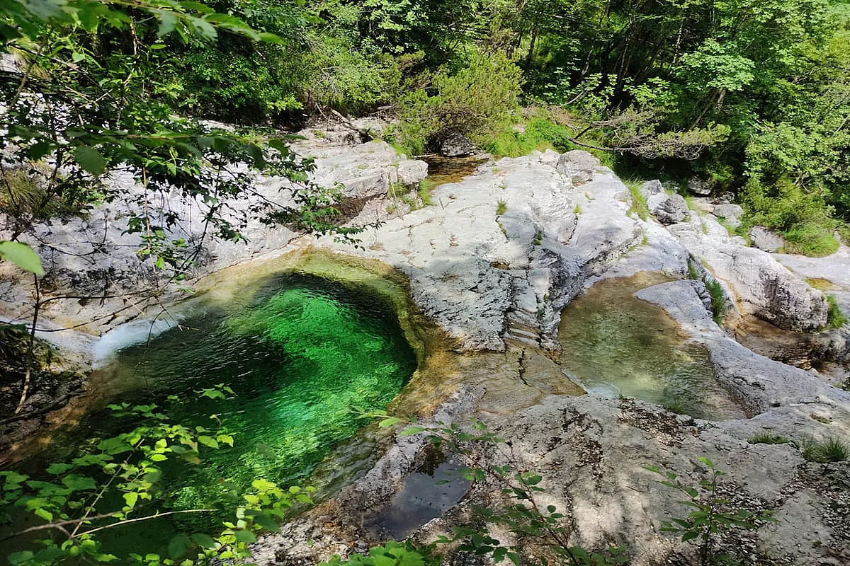 Bellissima vista dall'alto dei Cadini di Brenton su una piscina naturale verde smeraldo - IS: 1409144382