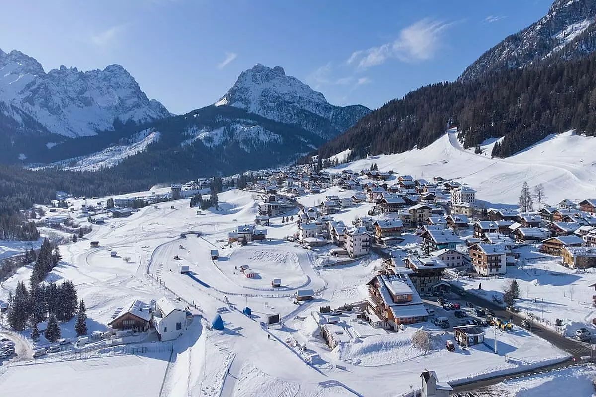 Bellissima vista del borgo di Sappada durante la stagione invernale - IS: 1542570722