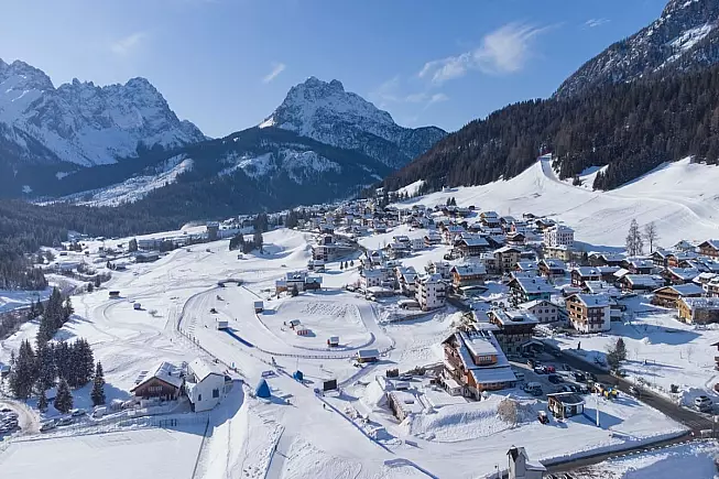 Bellissima vista del borgo di Sappada durante la stagione invernale - IS: 1542570722