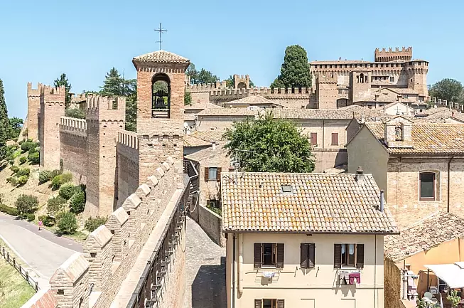 Bellissima vista della famosa Rocca di Gradara - IS: 1352262740