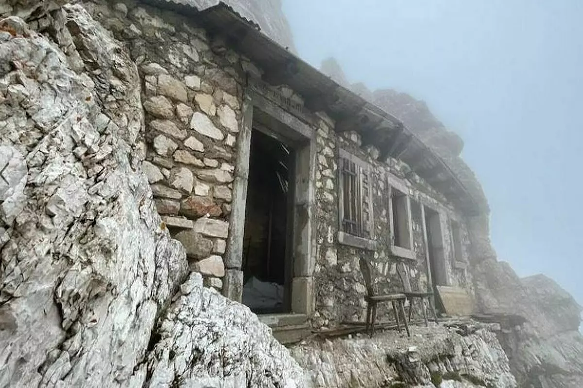 Bivacco Buffa circondato dalla nebbia