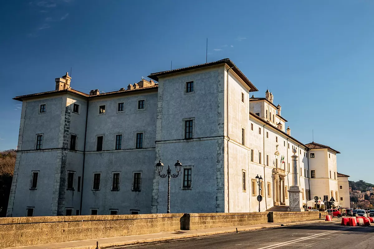 Vista di Palazzo Chigi dal ponte