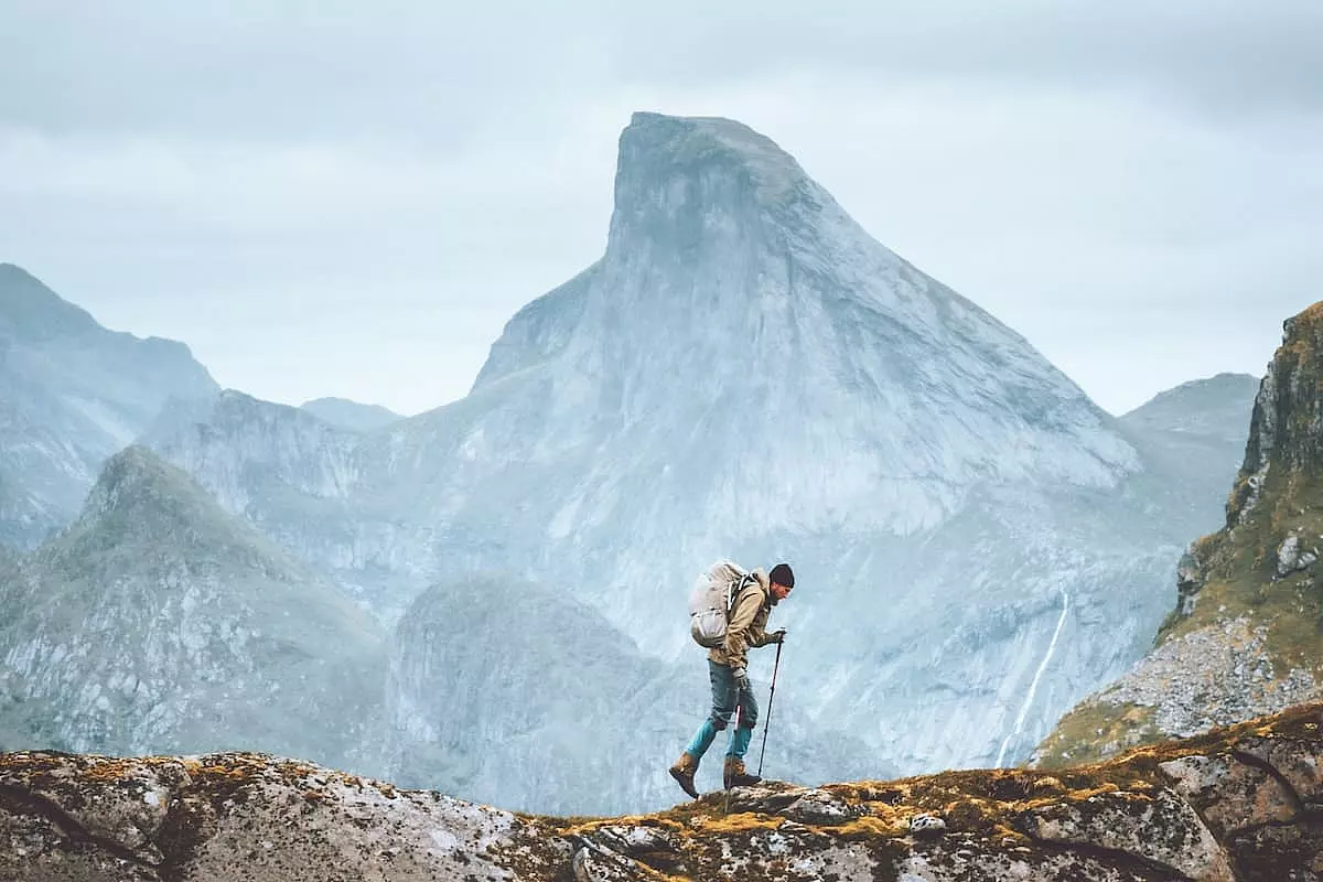 Escursionista che svolge un bellissimo trekking in montagna - IS: 1478484577