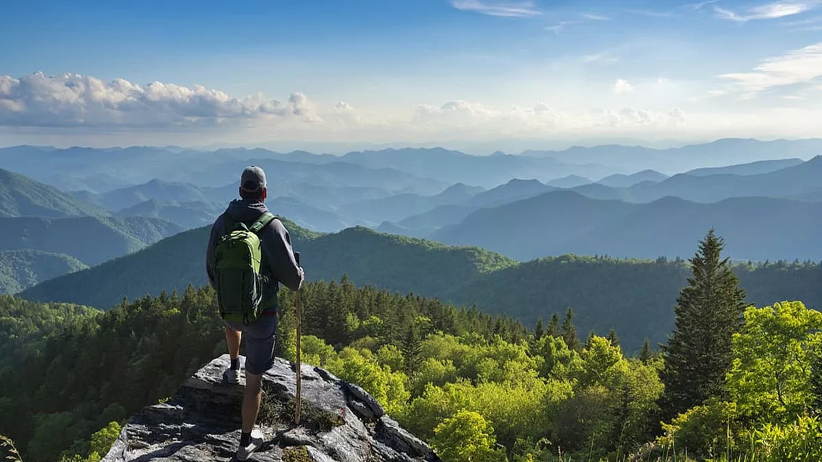 Escursionista che svolge un bellissimo trekking utilizzando un abbigliamento adatto alla primavera - IS: 1468908187