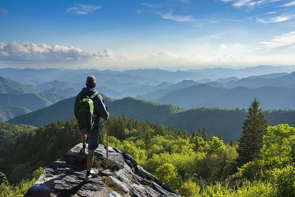 Escursionista che svolge un bellissimo trekking utilizzando un abbigliamento adatto alla primavera - IS: 1468908187
