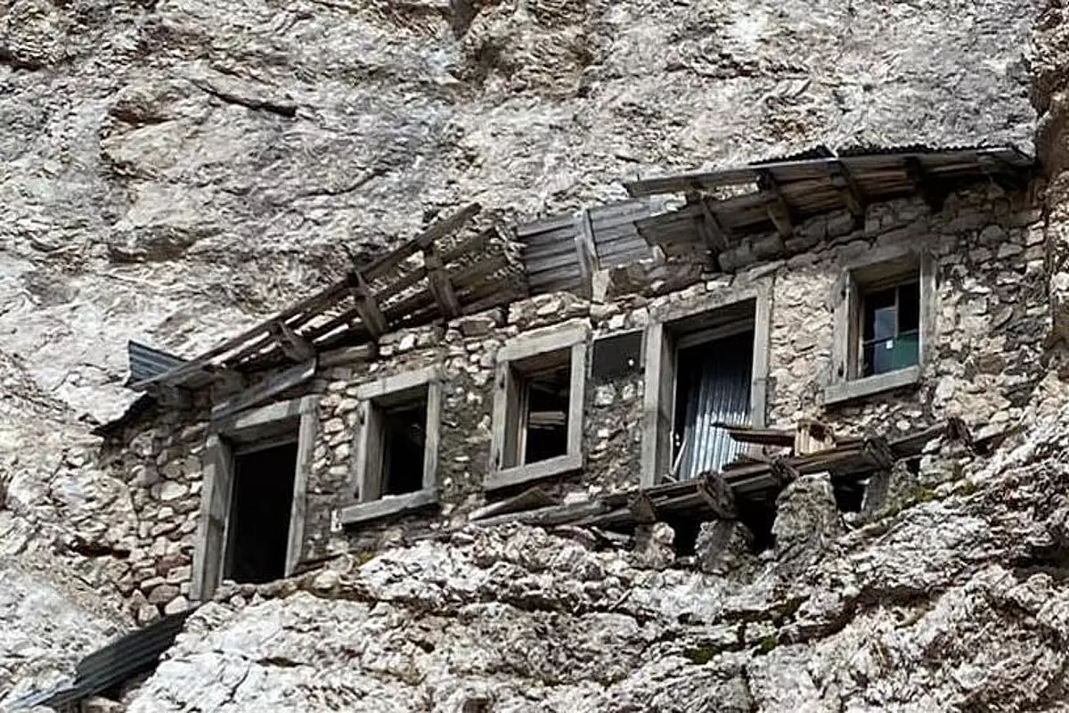 Il Bivacco Buffa incastonato nella roccia 
