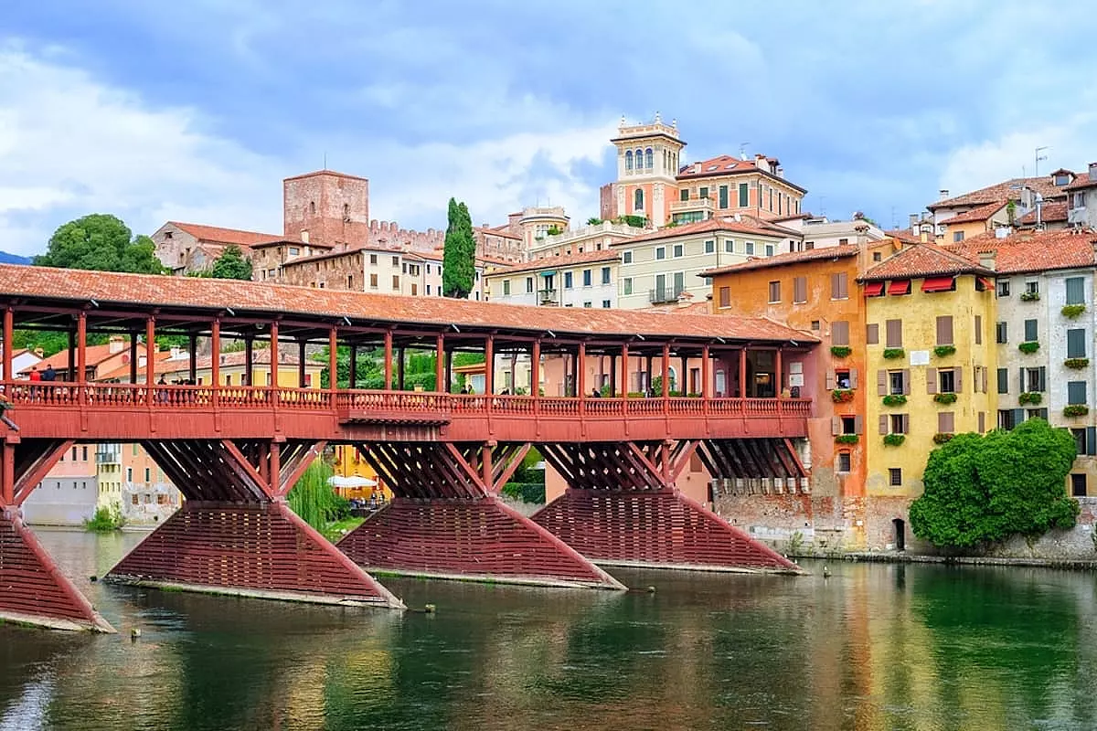 Il meraviglioso Ponte Vecchio di Bassano del Grappa visto da vicino - SH: 239602294