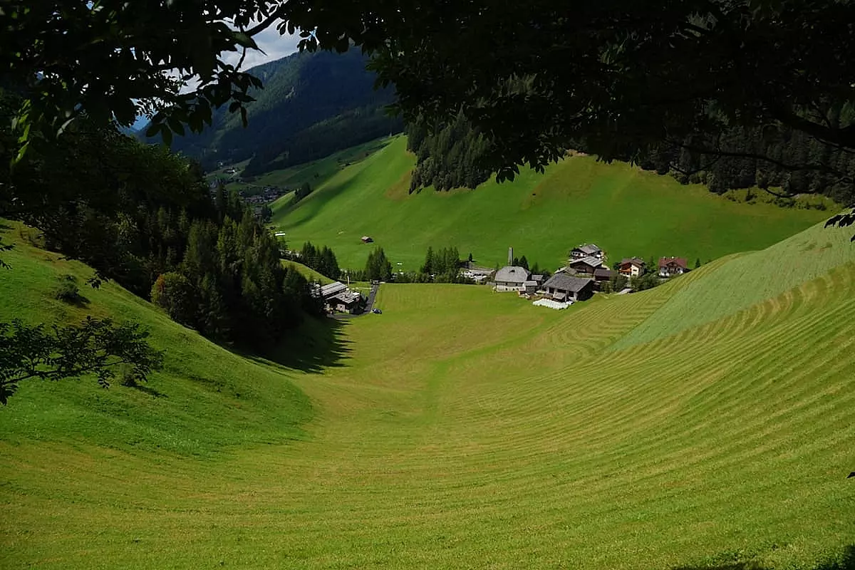 Il paese di Predoi immerso nel verde, tra prati sconfinati e montagne imponenti - SH: 1774562414