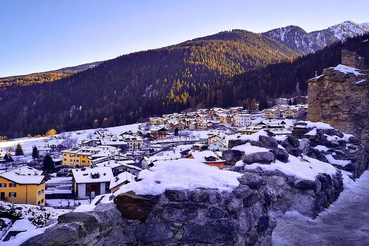 Il pittoresco borgo di Ossana ricoperto dalla neve, punto di partenza per la Via Ferrata Barba di Fior - IS: 1219709897