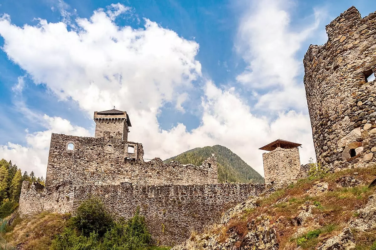 Il suggestivo castello di San Michele, che domina il paese di Ossana - IS: 474395114