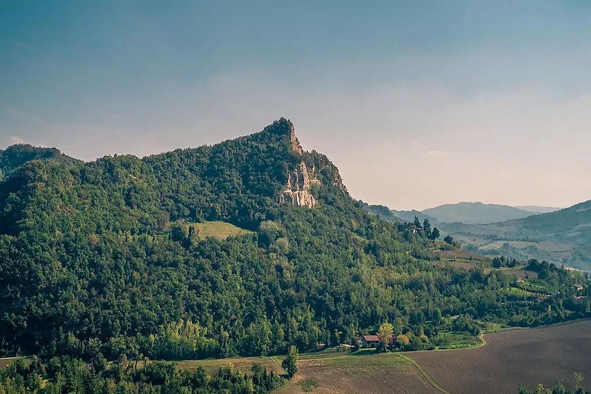 La bellissima ed imponente scogliera di Badolo fotografata al calar della sera - IS: 1059551916