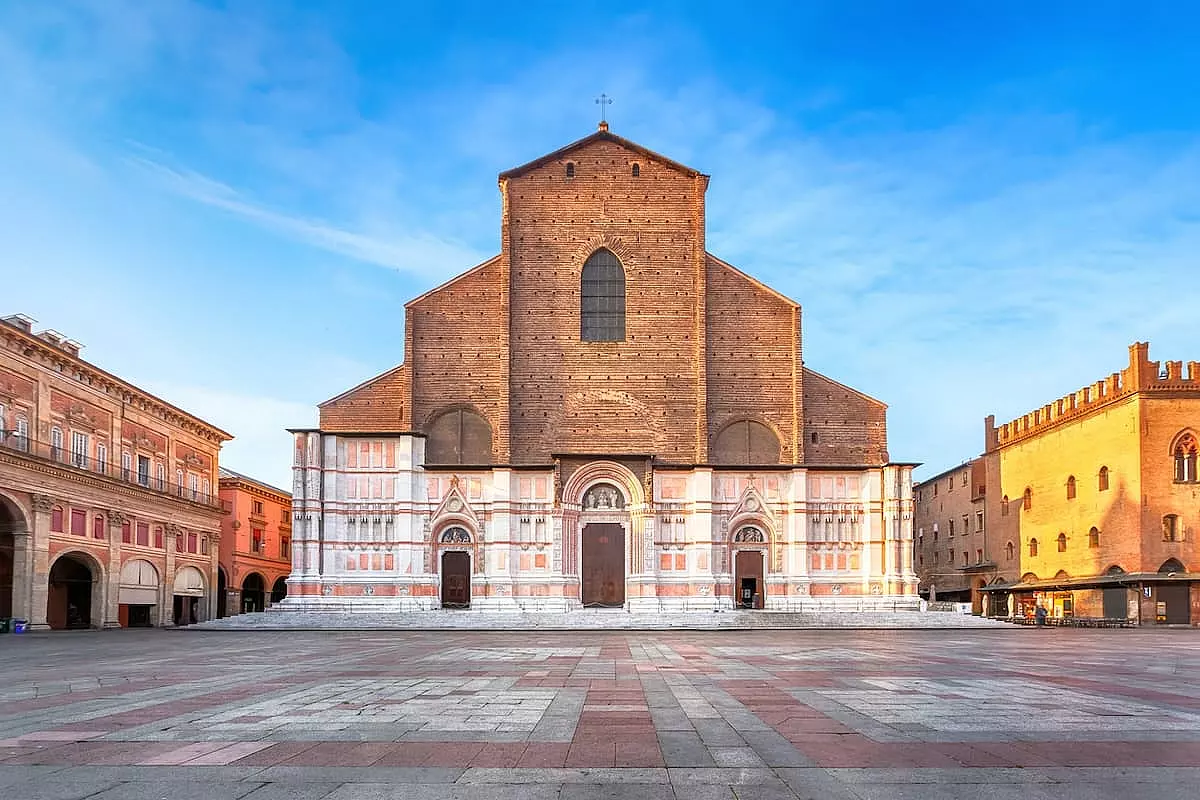 La spettacolare Basilica di San Petronio che domina la Piazza Maggiore di Bologna, punto di partenza per la Via degli Dei - IS: 1297186169