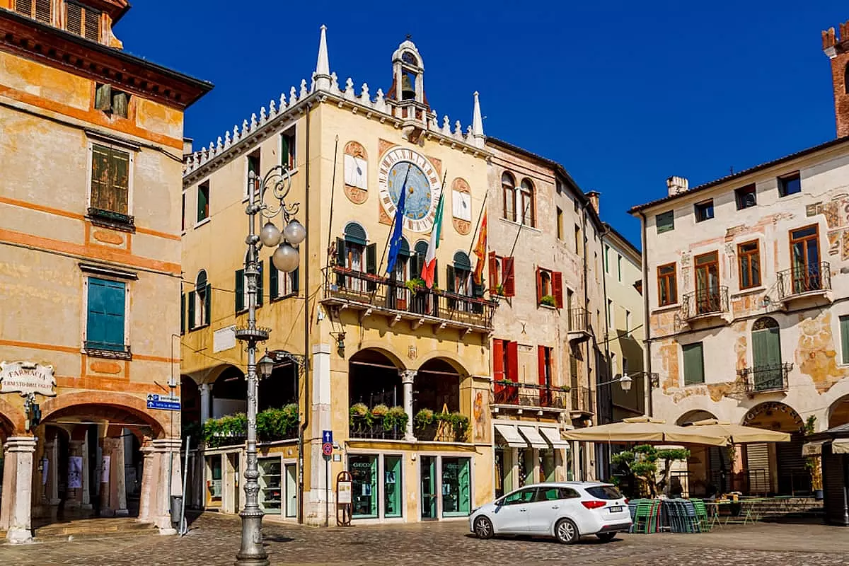 La storica e bellissima Piazza Libertà a Bassano del Grappa - SH: 1632600463
