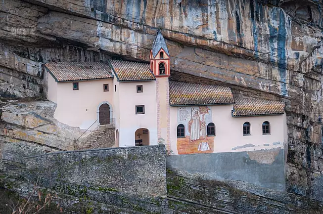 L'Eremo di San Colombano visto da vicino - IS: 1456252392
