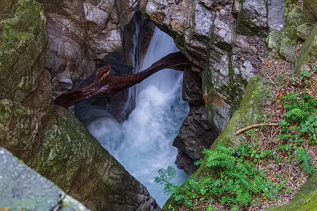 Potente cascata nel famoso Orrido di Bellano - IS: 1459642181