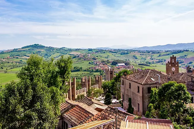 Spettacolare paesaggio con vista dall'alto del borgo di Gradara - IS: 1016127718