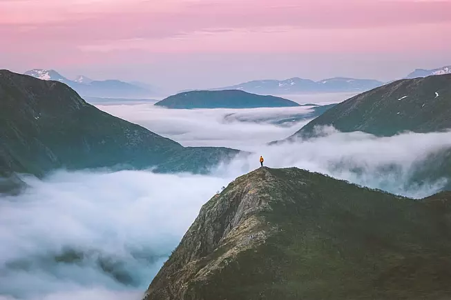 Uomo in cima ad un monte che guarda il tramonto norvegese - IS: 1333450753