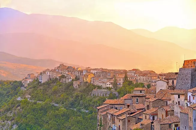 Visione panoramica di Pacentro al tramonto - SH: 2273004517