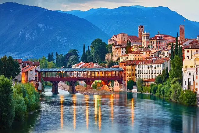 Vista al crepuscolo di Bassano del Grappa e il suo famoso Ponte Vecchio - SH: 1569420376