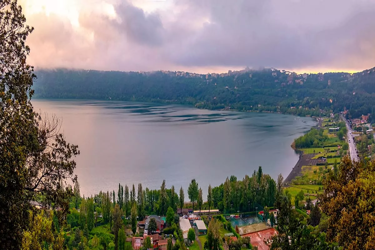 Vista al tramonto del bellissimo Lago Albano - SH: 1396799531