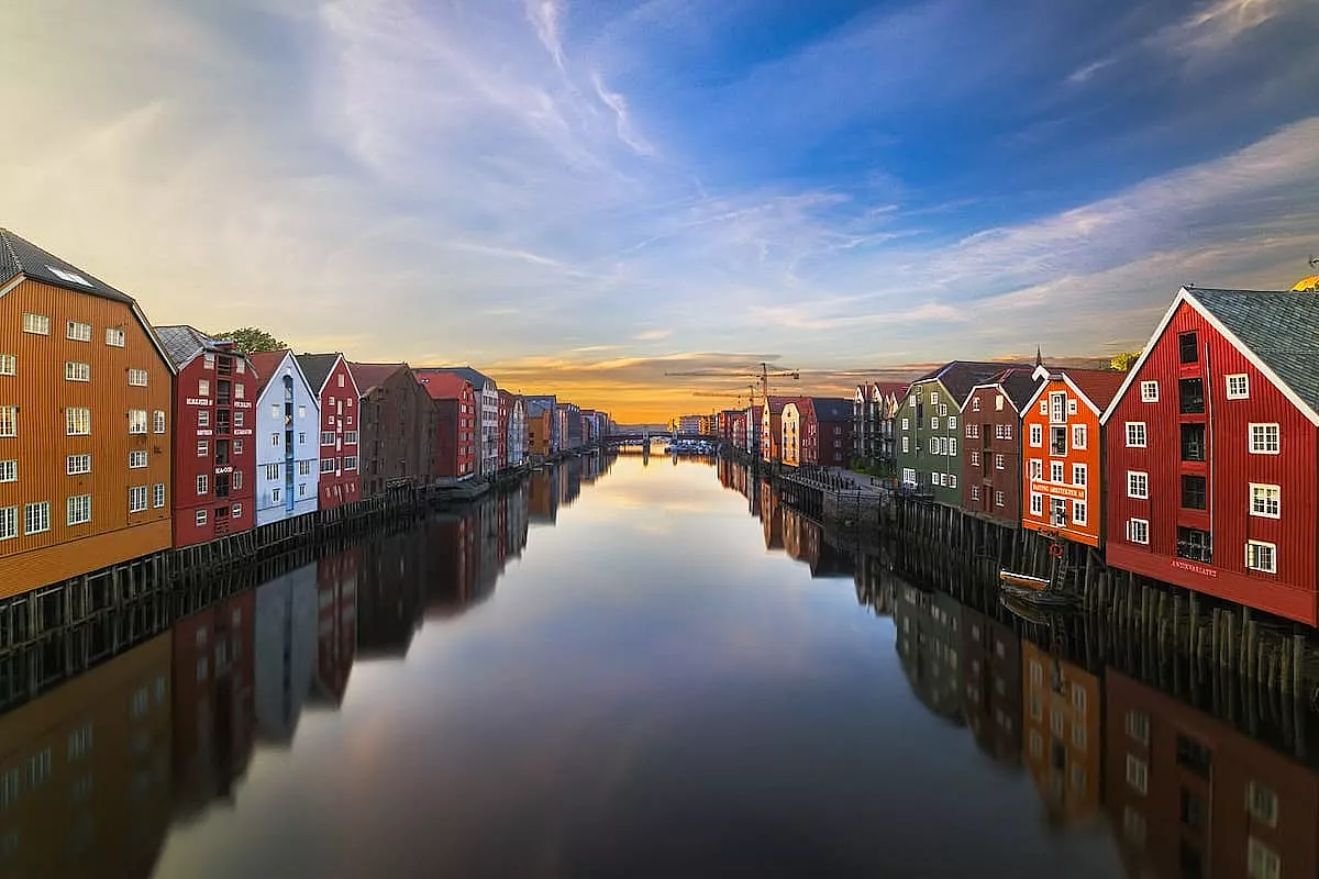 Vista al tramonto del paese di Trondheim, lungo il sentiero di Sant'Olav - IS: 484010418