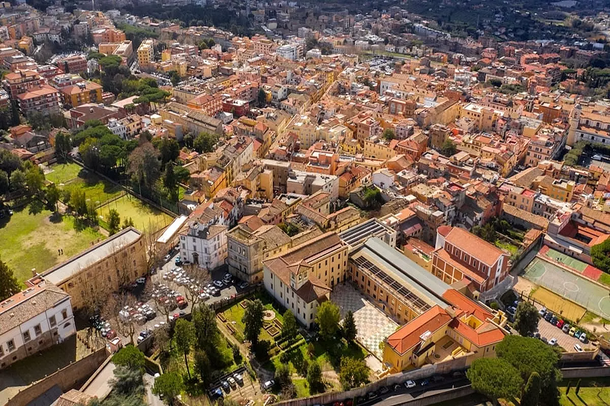 Vista dall'alto della meravigliosa cittadina di Albano Laziale - SH: 2268006171