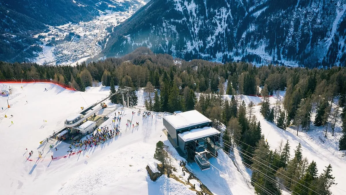 Vista dall'alto della stazione sciistica Pejo, la prima stazione sciistica ad essere plastic free - IS: 1239295678