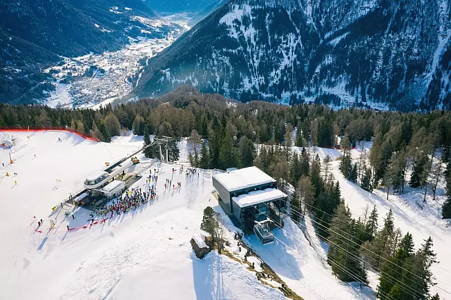 Vista dall'alto della stazione sciistica Pejo, la prima stazione sciistica ad essere plastic free - IS: 1239295678