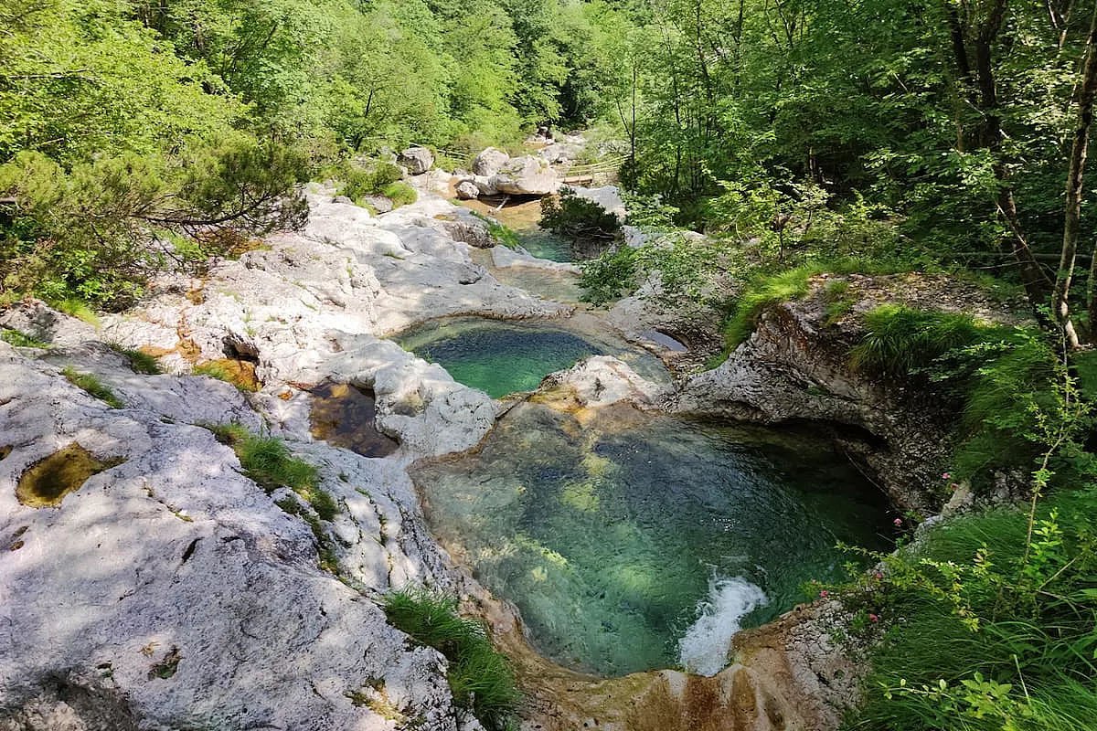 Vista dall'alto delle bellissime piscine naturali dei Cadini di Brenton - IS: 1409144453