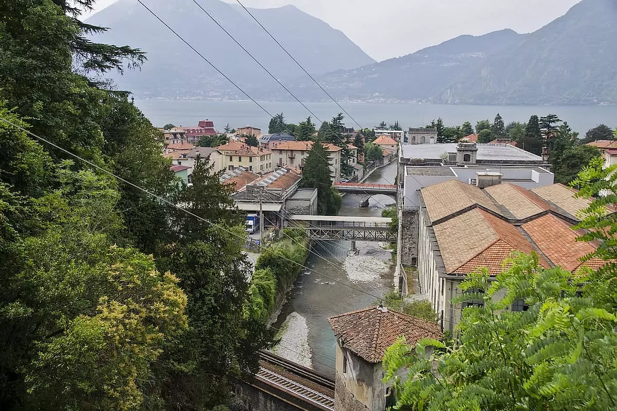 Vista del paese di Bellano che si affaccia sul Lago di Como - IS: 513684192