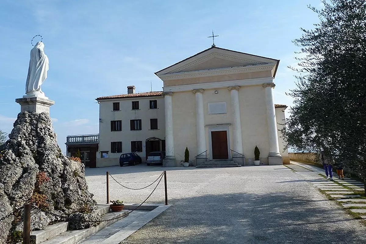 Vista della destinazione finale del sentiero delle due rocche: la rocca di Cornuda