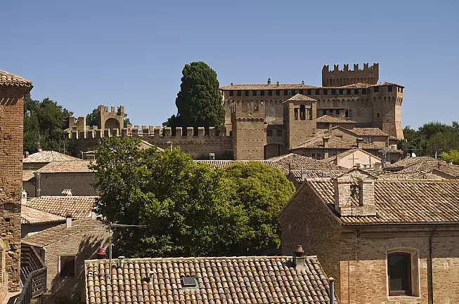 Vista ravvicinata del bellissimo castello di Gradara - IS: 520567689