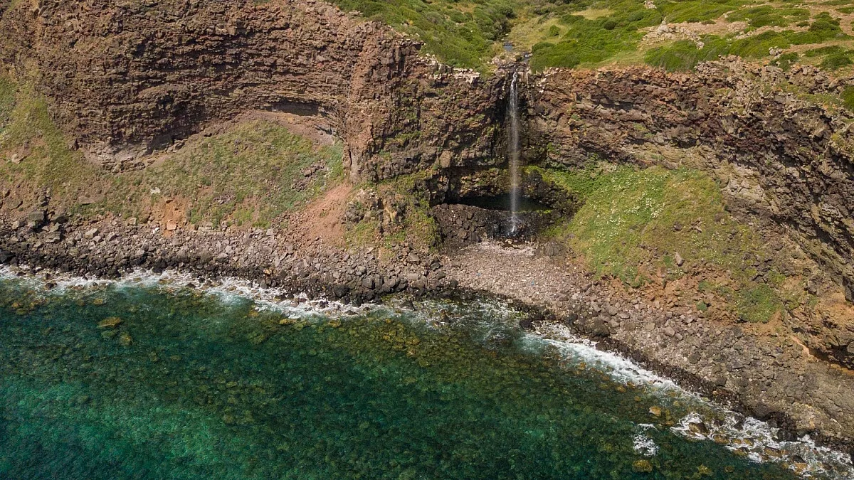 Il meraviglioso salto d'acqua della Cascata di Capo Nieddu
