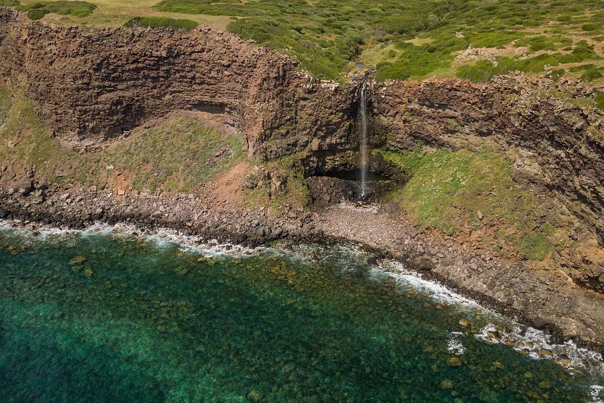 Il meraviglioso salto d'acqua della Cascata di Capo Nieddu