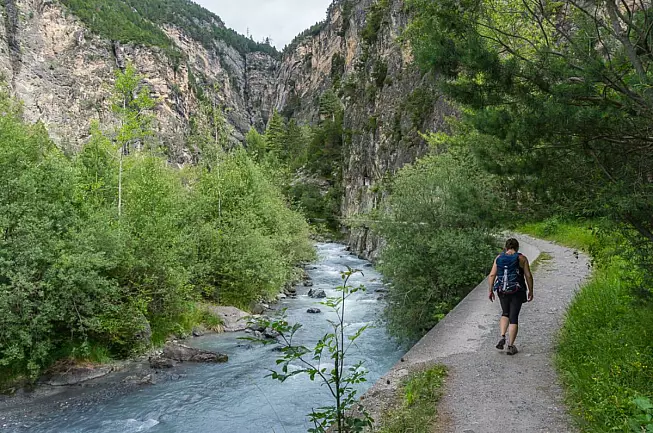 Il percorso sullo strapiombo del fiume che porta alle vasche di Leonardo da Vinci, a Bormio
