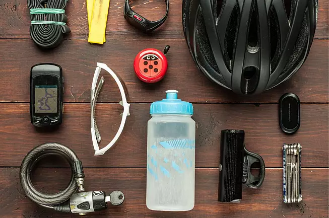 Accessori vari da ciclista, come gps, casco, borraccia e occhiali