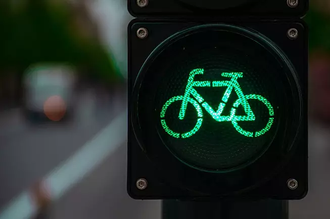 Un semaforo verde acceso per i ciclisti