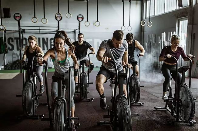 Persone che fanno cyclette in palestra