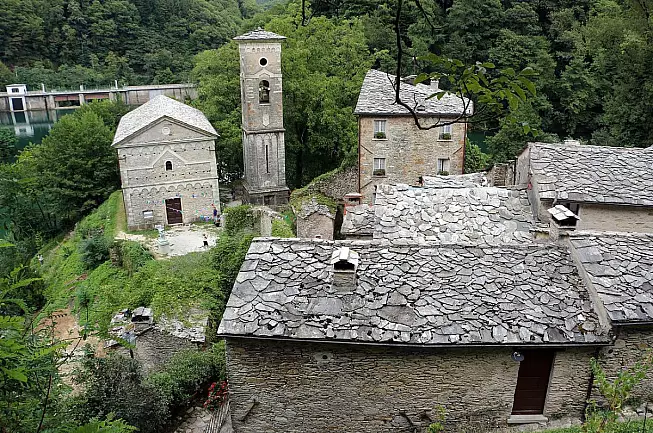 Il borgo dell'Isola Santa con la chiesa di San Jacopo - Sailko, Wikimedia