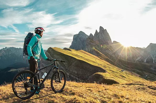 Ciclista su una mountain bike sul picco di Seceda, in Trentino