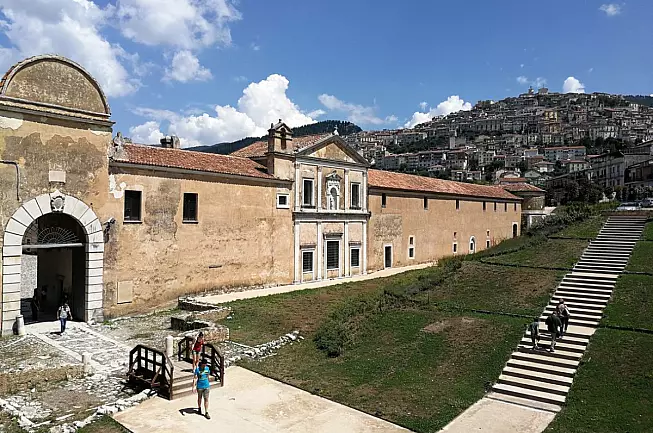 L'accesso alla Certosa di Padula visto da fuori